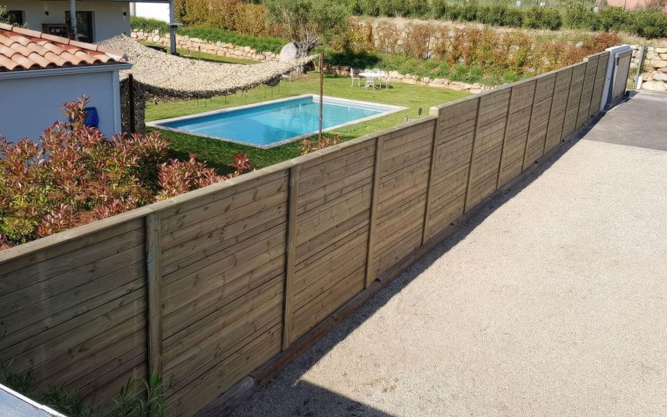 Mur et clôture antibruit Léa Bois pour nuisances sonores autour d'une piscine